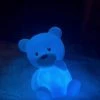Merkloos Nachtlampje Beer Voor Kinderen - Alle Kleuren - Blauwe Beer -Sophie Shop 459x840