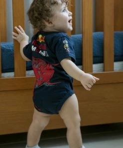Merkloos New Limited Edition F1 RedBull Racing Romper Verstappen 1 Season 2022/2023 Jersey 100% Cotton | Size M | EU74/80 14 Merkloos New Limited Edition F1 RedBull Racing Romper Verstappen 1 Season 2022/2023 Jersey 100% Cotton | Size M | EU74/80 -Sophie Shop 522x840 1