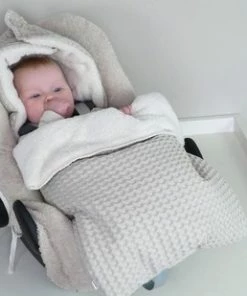 Koeka Oslo Voetenzak Voor Autostoel 0+ - Wafelstof Met Teddy - Grijs -Sophie Shop 550x309 3