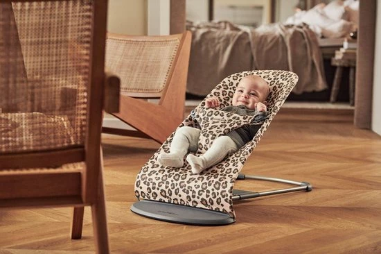 BabyBj?rn BabyBj Rn Wipstoel Bliss Donkergrijs Frame - Cotton Klassiek Quilt - Beige-Luipaard - Ergonomisch - Verstelbaar - Inklapbaar 10 BabyBj?rn BabyBj Rn Wipstoel Bliss Donkergrijs Frame - Cotton Klassiek Quilt - Beige-Luipaard - Ergonomisch - Verstelbaar - Inklapbaar - Afbeelding 8