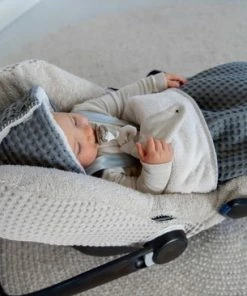 Koeka Oslo Voetenzak Voor Autostoel 0+ - Wafelstof Met Teddy - Grijs -Sophie Shop 550x366 20