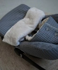Koeka Oslo Voetenzak Voor Autostoel 0+ - Wafelstof Met Teddy - Grijs -Sophie Shop 550x366 22
