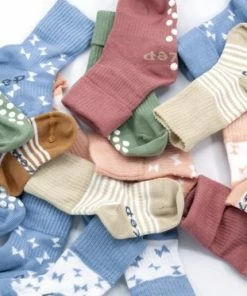 KipKep Babysokjes Licht Blauw: Bio Blijf-Sokjes - Met Antislip Zool - Maat 12-18 Mnd - Party Blue -Sophie Shop 550x373 4