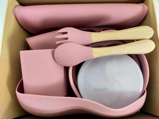 My Favourites By Far-8 Delige Siliconen Kinderservies-Roze-BPA Vrij-Luxe Geschenkdoos-Borden-Kom-met Zuignap-Drinkbeker -Bestek-Slabbetje-Snackbakje-Fruitbakje 5 My Favourites By Far-8 Delige Siliconen Kinderservies-Roze-BPA Vrij-Luxe Geschenkdoos-Borden-Kom-met Zuignap-Drinkbeker -Bestek-Slabbetje-Snackbakje-Fruitbakje - Afbeelding 3