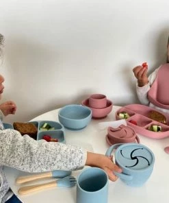 My Favourites By Far-8 Delige Siliconen Kinderservies-Roze-BPA Vrij-Luxe Geschenkdoos-Borden-Kom-met Zuignap-Drinkbeker -Bestek-Slabbetje-Snackbakje-Fruitbakje 21 My Favourites By Far-8 Delige Siliconen Kinderservies-Roze-BPA Vrij-Luxe Geschenkdoos-Borden-Kom-met Zuignap-Drinkbeker -Bestek-Slabbetje-Snackbakje-Fruitbakje -Sophie Shop 550x412 20