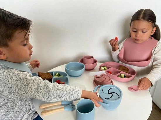 My Favourites By Far-8 Delige Siliconen Kinderservies-Roze-BPA Vrij-Luxe Geschenkdoos-Borden-Kom-met Zuignap-Drinkbeker -Bestek-Slabbetje-Snackbakje-Fruitbakje 9 My Favourites By Far-8 Delige Siliconen Kinderservies-Roze-BPA Vrij-Luxe Geschenkdoos-Borden-Kom-met Zuignap-Drinkbeker -Bestek-Slabbetje-Snackbakje-Fruitbakje - Afbeelding 7