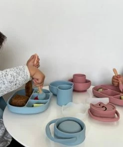 My Favourites By Far-8 Delige Siliconen Kinderservies-Roze-BPA Vrij-Luxe Geschenkdoos-Borden-Kom-met Zuignap-Drinkbeker -Bestek-Slabbetje-Snackbakje-Fruitbakje 23 My Favourites By Far-8 Delige Siliconen Kinderservies-Roze-BPA Vrij-Luxe Geschenkdoos-Borden-Kom-met Zuignap-Drinkbeker -Bestek-Slabbetje-Snackbakje-Fruitbakje -Sophie Shop 550x412 21