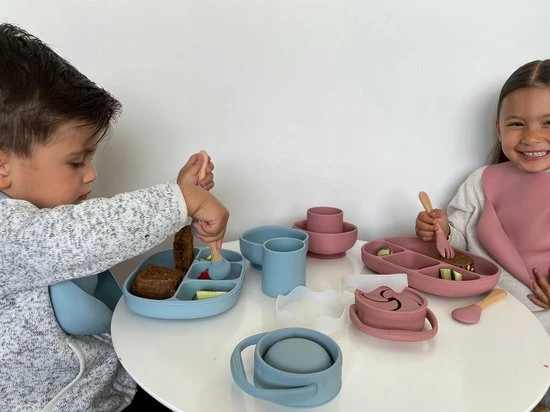 My Favourites By Far-8 Delige Siliconen Kinderservies-Roze-BPA Vrij-Luxe Geschenkdoos-Borden-Kom-met Zuignap-Drinkbeker -Bestek-Slabbetje-Snackbakje-Fruitbakje 11 My Favourites By Far-8 Delige Siliconen Kinderservies-Roze-BPA Vrij-Luxe Geschenkdoos-Borden-Kom-met Zuignap-Drinkbeker -Bestek-Slabbetje-Snackbakje-Fruitbakje - Afbeelding 9