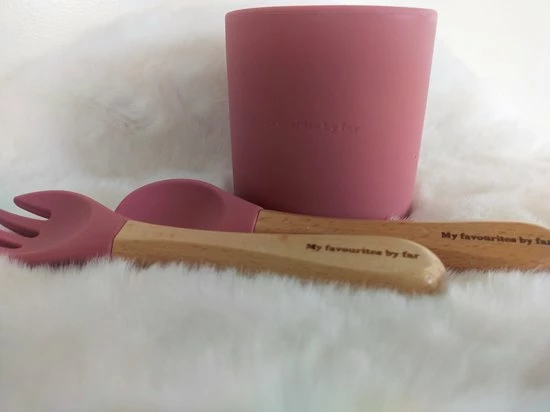My Favourites By Far-8 Delige Siliconen Kinderservies-Roze-BPA Vrij-Luxe Geschenkdoos-Borden-Kom-met Zuignap-Drinkbeker -Bestek-Slabbetje-Snackbakje-Fruitbakje 14 My Favourites By Far-8 Delige Siliconen Kinderservies-Roze-BPA Vrij-Luxe Geschenkdoos-Borden-Kom-met Zuignap-Drinkbeker -Bestek-Slabbetje-Snackbakje-Fruitbakje - Afbeelding 12