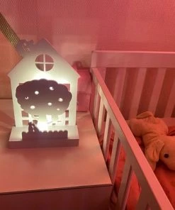 Wunders Kids Nachtlampje Kinderen Medium - Huisje Met Boom Uil En Poezen - Babykamer - Nachtlampje - Led Verlichting - Bedlamp - Duurzaam Led - Op Batterij