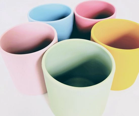 My Favourites By Far-8 Delige Siliconen Kinderservies-Roze-BPA Vrij-Luxe Geschenkdoos-Borden-Kom-met Zuignap-Drinkbeker -Bestek-Slabbetje-Snackbakje-Fruitbakje 6 My Favourites By Far-8 Delige Siliconen Kinderservies-Roze-BPA Vrij-Luxe Geschenkdoos-Borden-Kom-met Zuignap-Drinkbeker -Bestek-Slabbetje-Snackbakje-Fruitbakje - Afbeelding 4