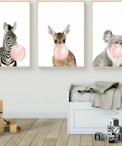 Postercity.nl Postercity - Design Canvas Poster Giraffe Met Kauwgom / Kinderkamer / Dieren Poster / Babykamer - Kinderposter / Babyshower Cadeau / Muurdecoratie / 50 X 40 Cm -Sophie Shop 550x469 4