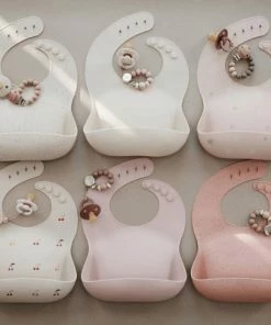 Mushie Siliconen Baby Slabbetje Met Opvangbakje | Silver Sage | BPA Ftalaatvrij| Afwasbaar 21 Mushie Siliconen Baby Slabbetje Met Opvangbakje | Silver Sage | BPA Ftalaatvrij| Afwasbaar -Sophie Shop 550x486 5