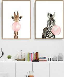 Postercity.nl Postercity - Design Canvas Poster Giraffe Met Kauwgom / Kinderkamer / Dieren Poster / Babykamer - Kinderposter / Babyshower Cadeau / Muurdecoratie / 50 X 40 Cm -Sophie Shop 550x492 1