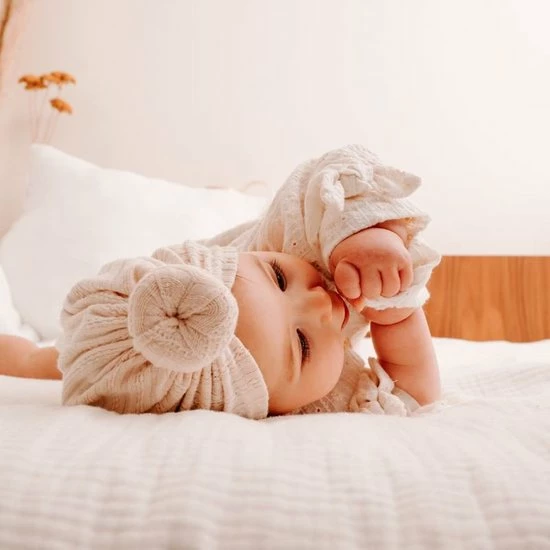 Little Koekies Baby Turban Donut Beige - Kraamcadeau - Babymuts - Newborngift 5 Little Koekies Baby Turban Donut Beige - Kraamcadeau - Babymuts - Newborngift - Afbeelding 3