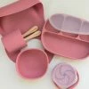 My Favourites By Far-8 Delige Siliconen Kinderservies-Roze-BPA Vrij-Luxe Geschenkdoos-Borden-Kom-met Zuignap-Drinkbeker -Bestek-Slabbetje-Snackbakje-Fruitbakje -Sophie Shop 550x577 1