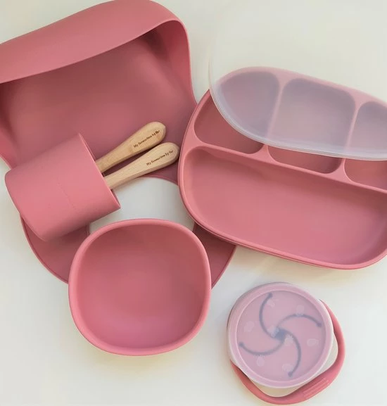 My Favourites By Far-8 Delige Siliconen Kinderservies-Roze-BPA Vrij-Luxe Geschenkdoos-Borden-Kom-met Zuignap-Drinkbeker -Bestek-Slabbetje-Snackbakje-Fruitbakje 3 My Favourites By Far-8 Delige Siliconen Kinderservies-Roze-BPA Vrij-Luxe Geschenkdoos-Borden-Kom-met Zuignap-Drinkbeker -Bestek-Slabbetje-Snackbakje-Fruitbakje