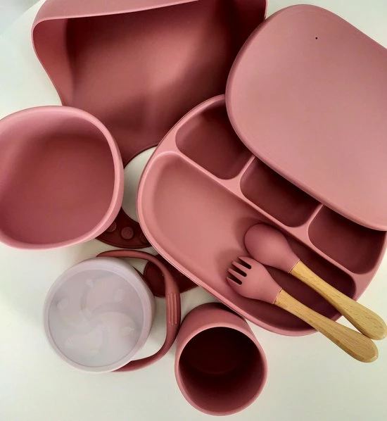My Favourites By Far-8 Delige Siliconen Kinderservies-Roze-BPA Vrij-Luxe Geschenkdoos-Borden-Kom-met Zuignap-Drinkbeker -Bestek-Slabbetje-Snackbakje-Fruitbakje 13 My Favourites By Far-8 Delige Siliconen Kinderservies-Roze-BPA Vrij-Luxe Geschenkdoos-Borden-Kom-met Zuignap-Drinkbeker -Bestek-Slabbetje-Snackbakje-Fruitbakje - Afbeelding 11