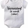 Hospitrix Baby Rompertje Me Tekst Verrassing! Je Wordt Oma | Korte Mouw | Cadeau Voor Zwangerschap | Bekendmaking | Aankondiging | Aanstaande Moeder | Moederdag -Sophie Shop 550x637 1