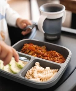 Deryan Quuby Set - Placemat - Plate Set - Kinderservies - Drinkbeker - Grijs -Sophie Shop 550x649