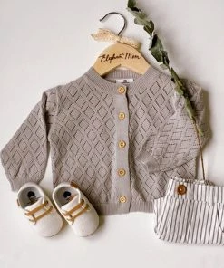 Loenadesign Kraamcadeau Teddy Op Pad | Kraammand - Kraampakket - Babyshower - Cadeau - Newborn - Geboorte - Meisje - Jongen - Baby - Luiertas - Legging - Rompertje - Fopspeen - Vestje - Slofjes - Pompom - Rammelaar - Bijzonder 13 Loenadesign Kraamcadeau Teddy Op Pad | Kraammand - Kraampakket - Babyshower - Cadeau - Newborn - Geboorte - Meisje - Jongen - Baby - Luiertas - Legging - Rompertje - Fopspeen - Vestje - Slofjes - Pompom - Rammelaar - Bijzonder -Sophie Shop 550x732