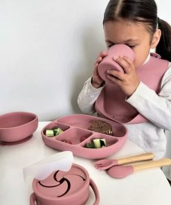 My Favourites By Far-8 Delige Siliconen Kinderservies-Roze-BPA Vrij-Luxe Geschenkdoos-Borden-Kom-met Zuignap-Drinkbeker -Bestek-Slabbetje-Snackbakje-Fruitbakje 20 My Favourites By Far-8 Delige Siliconen Kinderservies-Roze-BPA Vrij-Luxe Geschenkdoos-Borden-Kom-met Zuignap-Drinkbeker -Bestek-Slabbetje-Snackbakje-Fruitbakje -Sophie Shop 550x733 11