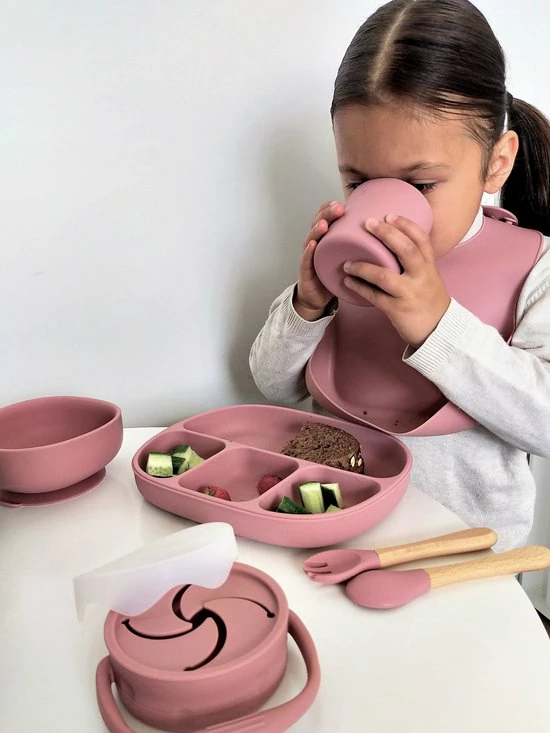 My Favourites By Far-8 Delige Siliconen Kinderservies-Roze-BPA Vrij-Luxe Geschenkdoos-Borden-Kom-met Zuignap-Drinkbeker -Bestek-Slabbetje-Snackbakje-Fruitbakje 8 My Favourites By Far-8 Delige Siliconen Kinderservies-Roze-BPA Vrij-Luxe Geschenkdoos-Borden-Kom-met Zuignap-Drinkbeker -Bestek-Slabbetje-Snackbakje-Fruitbakje - Afbeelding 6