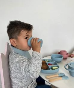 My Favourites By Far-8 Delige Siliconen Kinderservies-Roze-BPA Vrij-Luxe Geschenkdoos-Borden-Kom-met Zuignap-Drinkbeker -Bestek-Slabbetje-Snackbakje-Fruitbakje 22 My Favourites By Far-8 Delige Siliconen Kinderservies-Roze-BPA Vrij-Luxe Geschenkdoos-Borden-Kom-met Zuignap-Drinkbeker -Bestek-Slabbetje-Snackbakje-Fruitbakje -Sophie Shop 550x733 12