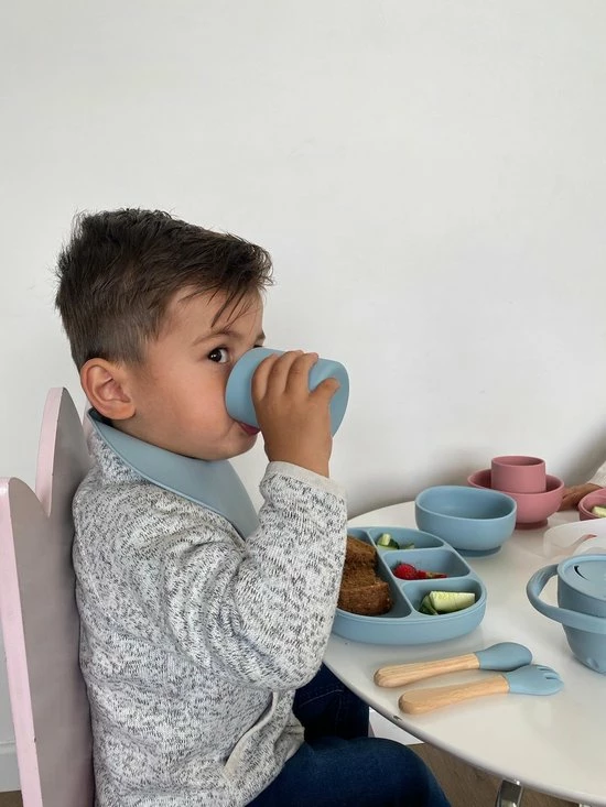 My Favourites By Far-8 Delige Siliconen Kinderservies-Roze-BPA Vrij-Luxe Geschenkdoos-Borden-Kom-met Zuignap-Drinkbeker -Bestek-Slabbetje-Snackbakje-Fruitbakje 10 My Favourites By Far-8 Delige Siliconen Kinderservies-Roze-BPA Vrij-Luxe Geschenkdoos-Borden-Kom-met Zuignap-Drinkbeker -Bestek-Slabbetje-Snackbakje-Fruitbakje - Afbeelding 8