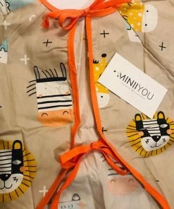 MINIIYOU Duo Pack - Oranje Leeuw & Dinosaurus Slabbetjes Met Opvangbak - 1-3 Jaar 8 MINIIYOU Duo Pack - Oranje Leeuw & Dinosaurus Slabbetjes Met Opvangbak - 1-3 Jaar -Sophie Shop 550x733 37