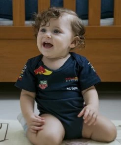 Merkloos New Limited Edition F1 RedBull Racing Romper Verstappen 1 Season 2022/2023 Jersey 100% Cotton | Size M | EU74/80 13 Merkloos New Limited Edition F1 RedBull Racing Romper Verstappen 1 Season 2022/2023 Jersey 100% Cotton | Size M | EU74/80 -Sophie Shop 550x789 4