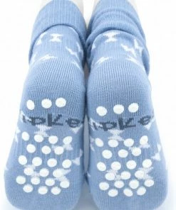 KipKep Babysokjes Licht Blauw: Bio Blijf-Sokjes - Met Antislip Zool - Maat 12-18 Mnd - Party Blue -Sophie Shop 550x796 2