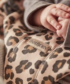 BabyBj?rn BabyBj Rn Wipstoel Bliss Donkergrijs Frame - Cotton Klassiek Quilt - Beige-Luipaard - Ergonomisch - Verstelbaar - Inklapbaar 14 BabyBj?rn BabyBj Rn Wipstoel Bliss Donkergrijs Frame - Cotton Klassiek Quilt - Beige-Luipaard - Ergonomisch - Verstelbaar - Inklapbaar -Sophie Shop 550x825 79
