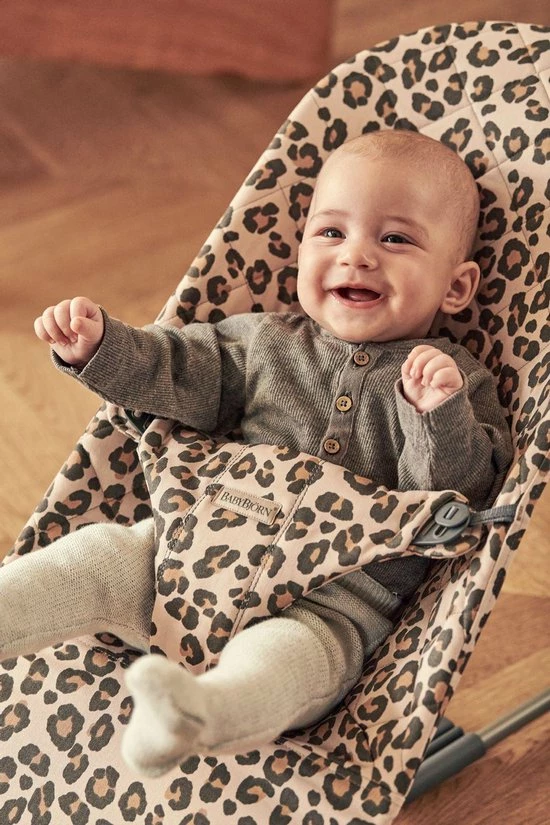 BabyBj?rn BabyBj Rn Wipstoel Bliss Donkergrijs Frame - Cotton Klassiek Quilt - Beige-Luipaard - Ergonomisch - Verstelbaar - Inklapbaar 9 BabyBj?rn BabyBj Rn Wipstoel Bliss Donkergrijs Frame - Cotton Klassiek Quilt - Beige-Luipaard - Ergonomisch - Verstelbaar - Inklapbaar - Afbeelding 7